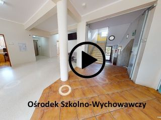 Hol szkolny, schody prowadzące do góry.