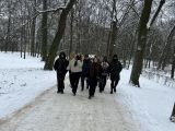 Zima. Grupa młodych ludzi, spacerujących w parku.