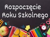 Na czarnej tablicy szkolej biały napis "Rozpoczęcie roku szkolnego". U dołu tablicy: jabłko, zeszyty, kredki, lupa, zegar.